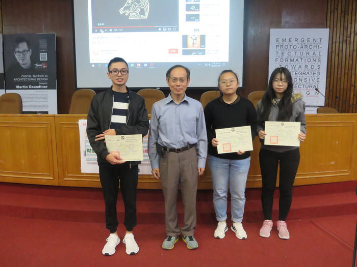 財金系姜清海主任與107-2學期書卷獎得獎同學共3位同學合照。