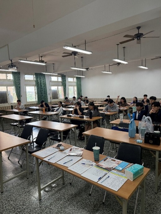 學生舉手回答問題圖片