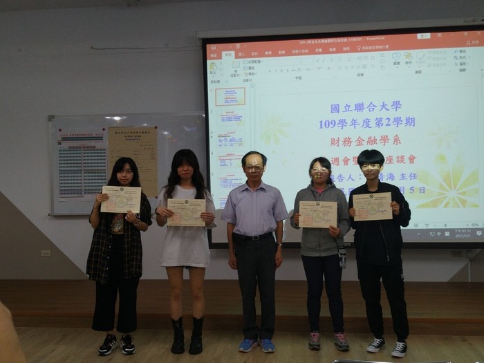 財金系姜清海主任與109-1學期書卷獎得獎同學林思妘、劉米亞、蘇葦、陳宥瑄共3位同學合照圖片