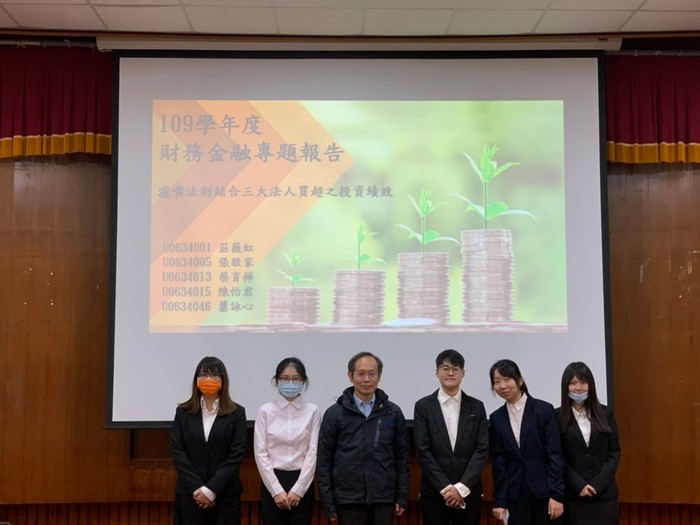 第1組專題報告共5位同學與姜清海指導老師合照