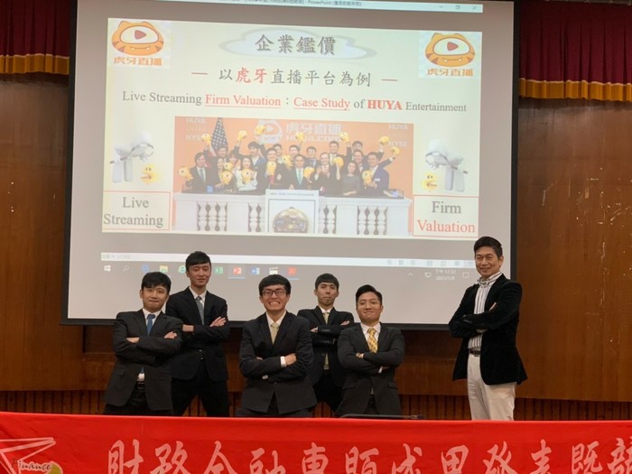 第6組專題報告共5位同學與楊屯山指導老師合照