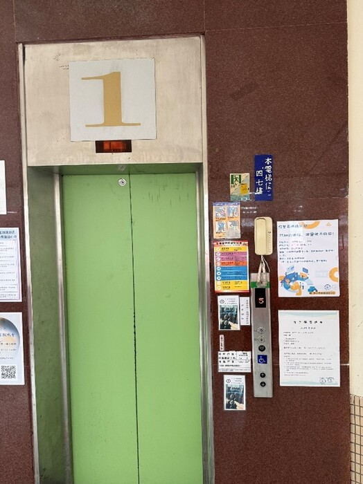 海報張貼管院1樓電梯外照片圖片