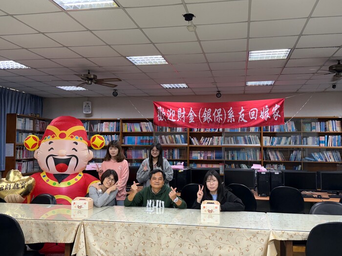 114學年度系友回娘家主任與系友合照圖片