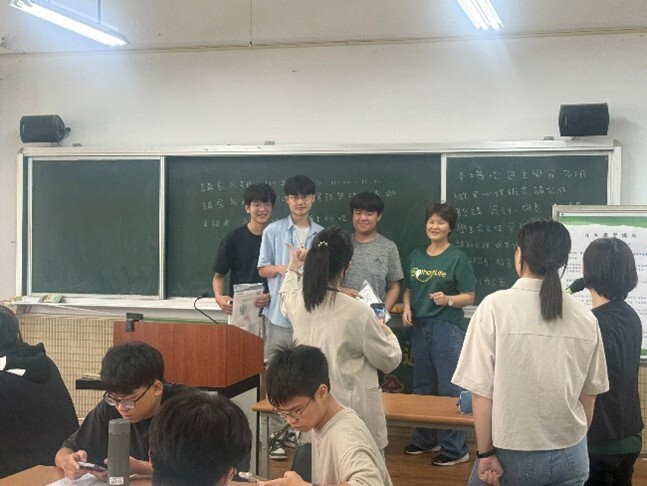 講師與得獎同學合照圖片