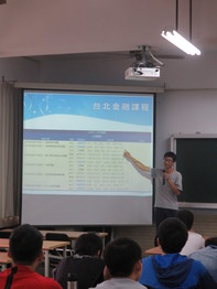 此照片為107年6月20日財金四甲沈家禾同學考到國際金融證照AFP理財規劃顧問綜合科目測驗心得分享，沈家禾同學在講台上分享。圖片