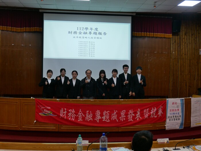 第4組專題報告共7位同學與姜清海指導老師合照。
