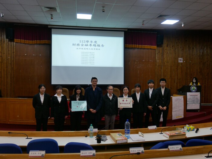 徐鼎欣評委頒發第2名獎狀並與第6組專題指導老師及同學合照。