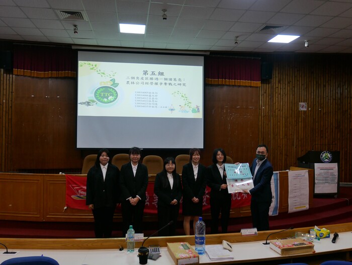 胡銘哲評委頒發第3名獎狀並與第5組同學合照。