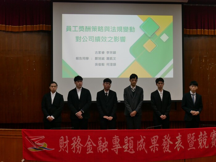 第2組專題報告共6位同學與姜清海指導老師合照。
