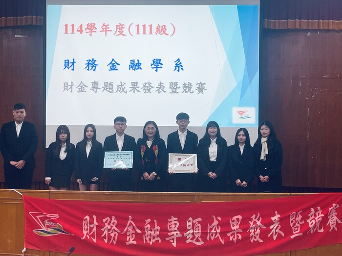 蔡穗馥評委頒第2名獎狀並與第2組同學合照圖片