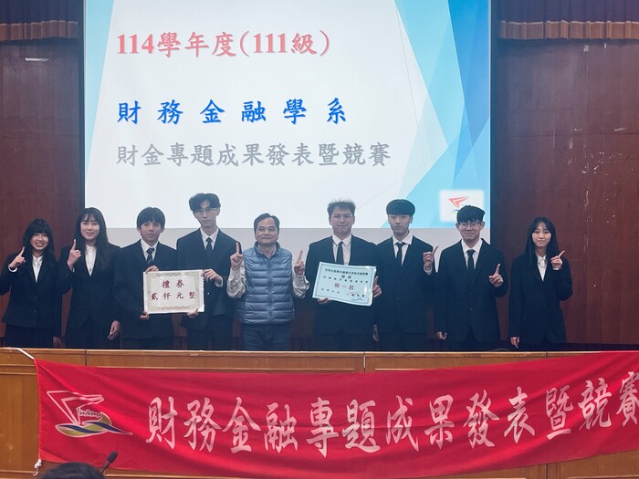 楊和利主任頒發第1名獎狀並與第4組同學合照圖片