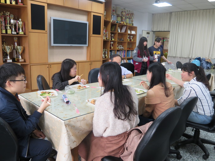 本系姜清海主任與畢業學長、學姐7人之聊天照片。