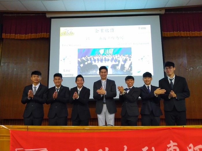 專題報告第二組共6位同學及指導老師楊屯山老師合照。