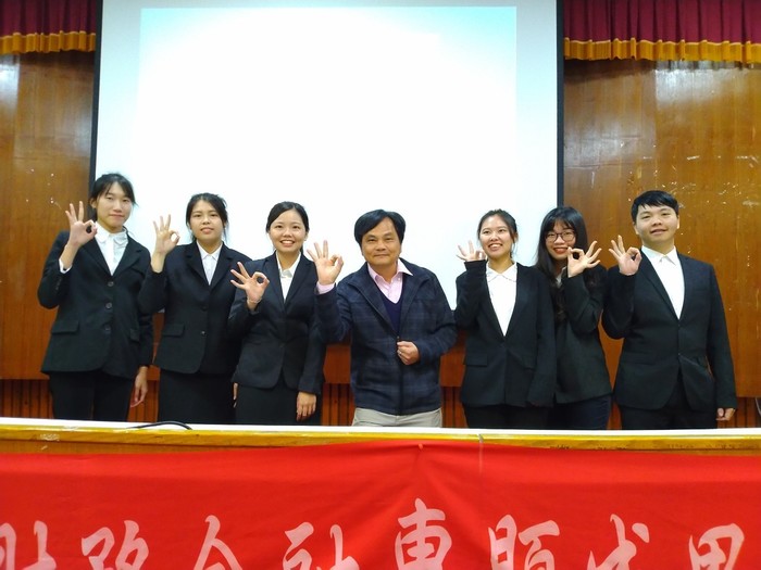 專題報告第三組共6位同學及指導老師楊和利老師合照。