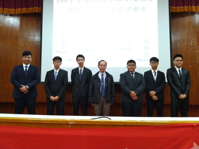 專題報告第四組共6位同學及指導老師姜清海主任合照。