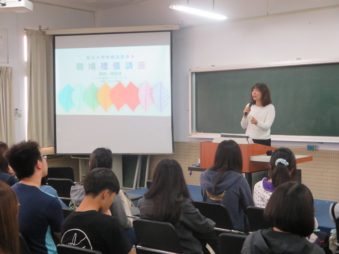 照片為107年5月9日財金系邀請南山人壽長鴻通訊處舉辦職場禮儀講座活動，陳經理演講畫片，現場約40人。