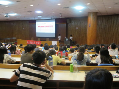此照片為107年5月16日財金系系週會暨師生座談會活動，系學會會長說明報告財務現況畫面，全系學生參加場內約120人。圖片
