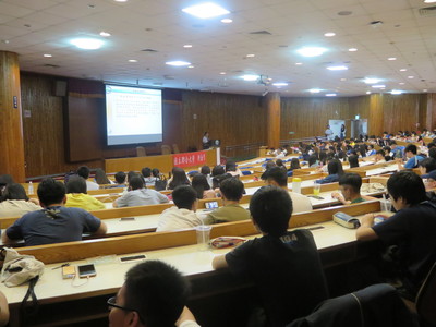 此照片為107年5月16日財金系系週會暨師生座談會活動，系主任簡報畫面，全系學生參加場內約120人。圖片