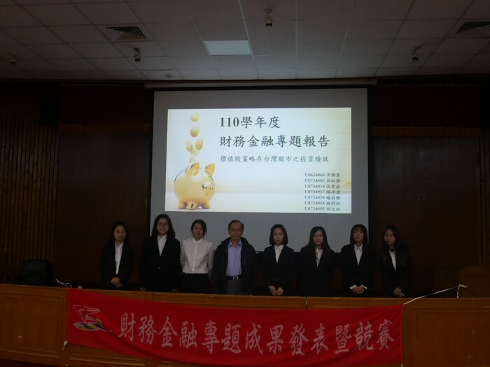 第2組專題報告共7位同學與姜清海指導老師合照