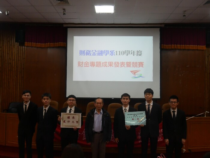 財金系姜清海主任頒發第1名獎狀並與第5組6位同學合照