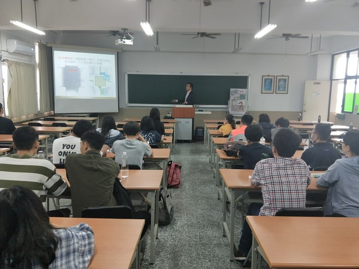 照片為107年10月24日財金系邀請錠嵂保經中六營業處舉辦學生有三保講座活動，林主任演講畫片，現場約40人。圖片