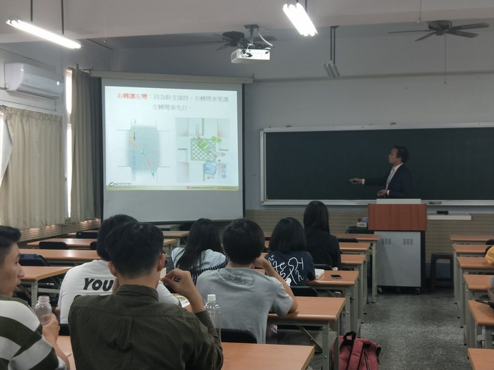 照片為107年10月24日財金系邀請錠嵂保經中六營業處舉辦學生有三保講座活動，林主任演講畫片，現場約40人。圖片
