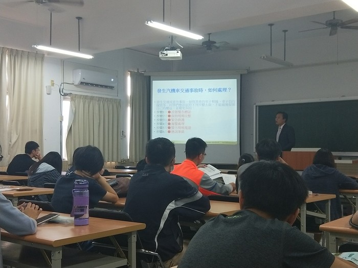 照片為107年10月24日財金系邀請錠嵂保經中六營業處舉辦學生有三保講座活動，林主任演講畫片，現場約40人。圖片
