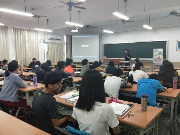 照片為107年10月24日財金系邀請錠嵂保經中六營業處舉辦學生有三保講座活動，周主任演講畫片，現場約40人。圖片
