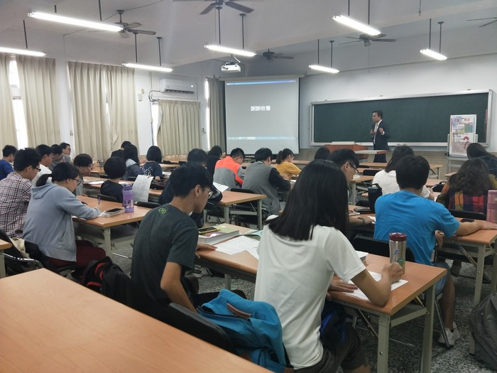 照片為107年10月24日財金系邀請錠嵂保經中六營業處舉辦學生有三保講座活動，林主任演講畫片，現場約40人。圖片