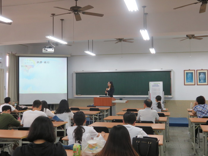 此照片為107年6月13日財金系舉辦校外實習說明會，安聯人壽說明校外實習內容畫面。圖片