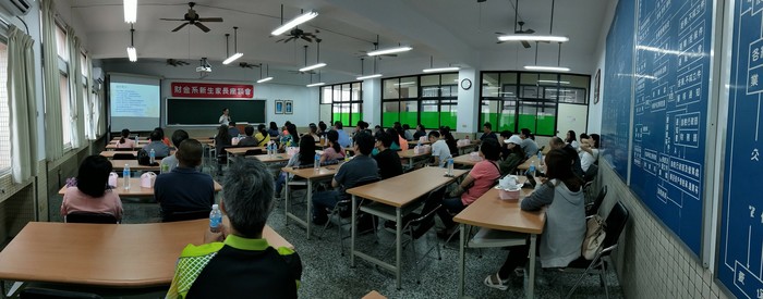 照片為107年9月9日財金系舉辦新生家長座談會，主任介紹財金系畫面，現場有新生與學生親友約50人。圖片