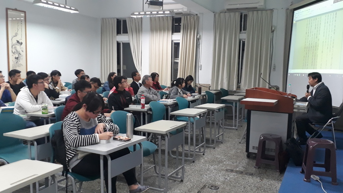 照片為107年4月17日財金系舉辦講座活動，名稱為用股市總覽挖倍數飆股講座，講師與聽講者約30人。圖片