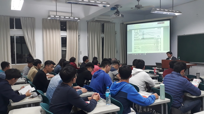 照片為107年4月17日財金系舉辦講座活動，名稱為用股市總覽挖倍數飆股講座，講師與聽講者約30人。圖片
