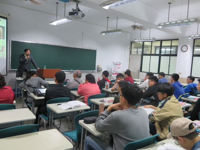 照片為107年4月17日財金系舉辦講座活動，名稱為用股市總覽挖倍數飆股講座，講師與聽講者約30人。圖片