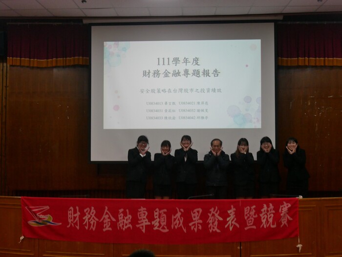 第6組專題報告共6位同學與姜清海指導老師合照。