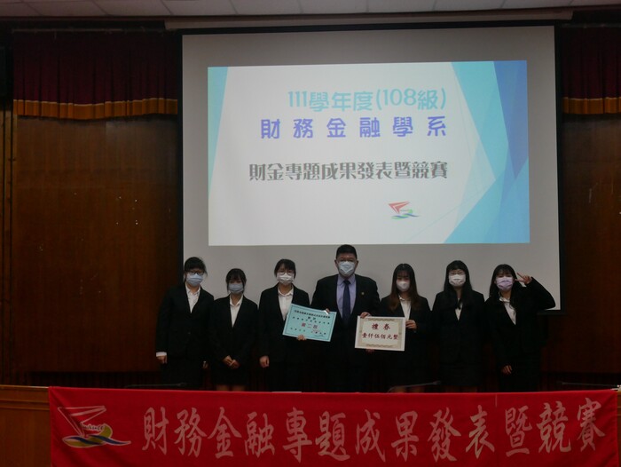 吳宗哲評審委員頒發第2名獎狀並與第6組同學合照。