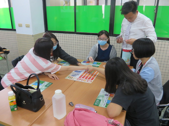 照片為107年5月2日財金系舉辦活動，名稱為金融人生活動，學生與指導者進行桌遊的競賽活動。圖片