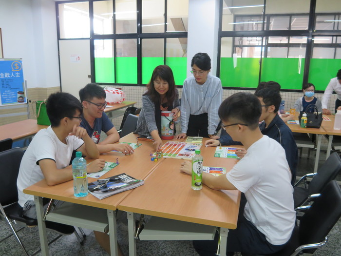 照片為107年5月2日財金系舉辦活動，名稱為金融人生活動，學生與指導者進行桌遊的競賽活動。圖片
