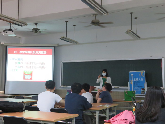 照片為107年5月2日財金系舉辦活動，名稱為金融人生活動，指導者說明桌遊的競賽活動進行方式。圖片